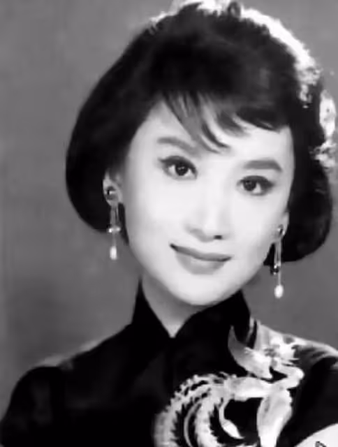 「女人的腰、奪命的刀」,來看看哪位女星的旗袍照最奪魂