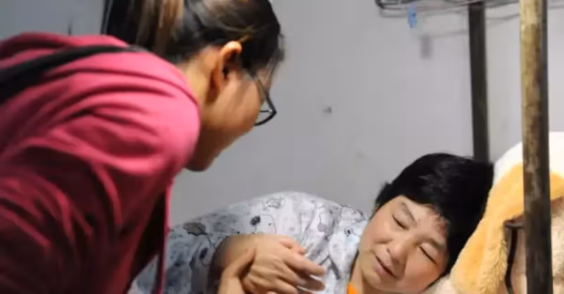 老人拿自己白髮發誓，兩個女兒都遭到報應癱瘓了，所有人竟都說該