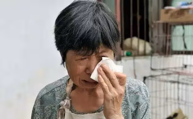 老人拿自己白髮發誓，兩個女兒都遭到報應癱瘓了，所有人竟都說該