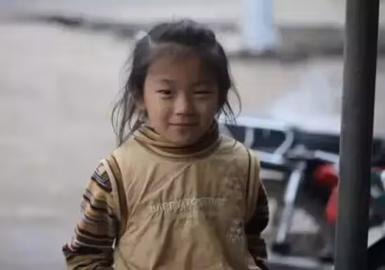 母親病逝留下撿來的小孩,大哥二哥不養,老三收留多年後驚喜來了