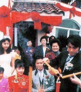 他是周星馳的大哥,因病體重暴漲,小17歲空姐嬌妻不離不棄