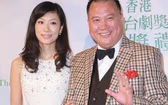 他是周星馳的大哥,因病體重暴漲,小17歲空姐嬌妻不離不棄
