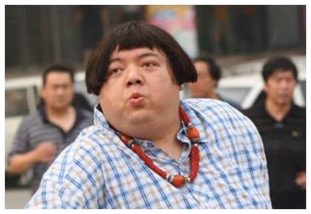 48歲戲骨謝寧菜場賣豬肉,攬客切肉動作嫻熟,攤位環境雜亂接地氣