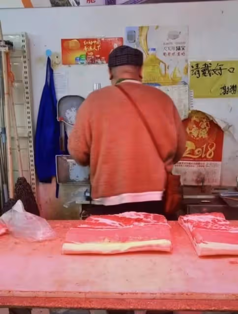 48歲戲骨謝寧菜場賣豬肉,攬客切肉動作嫻熟,攤位環境雜亂接地氣
