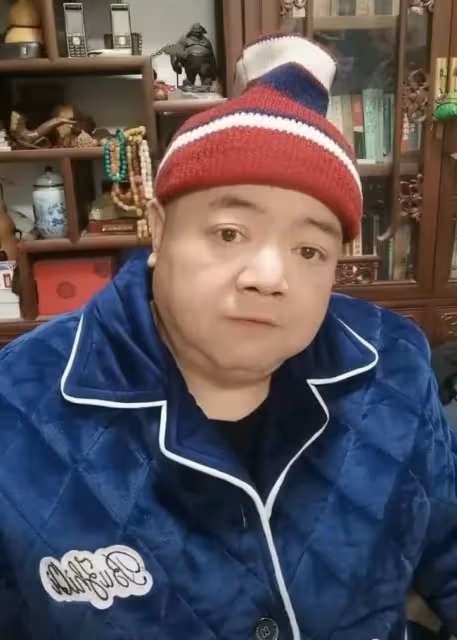 48歲戲骨謝寧菜場賣豬肉,攬客切肉動作嫻熟,攤位環境雜亂接地氣