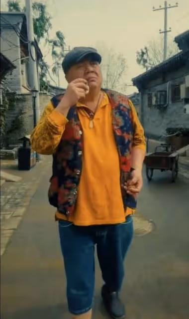 48歲戲骨謝寧菜場賣豬肉,攬客切肉動作嫻熟,攤位環境雜亂接地氣