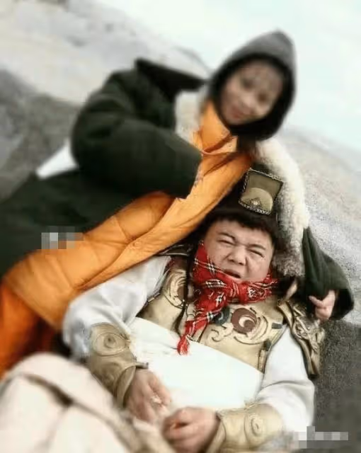 48歲戲骨謝寧菜場賣豬肉,攬客切肉動作嫻熟,攤位環境雜亂接地氣