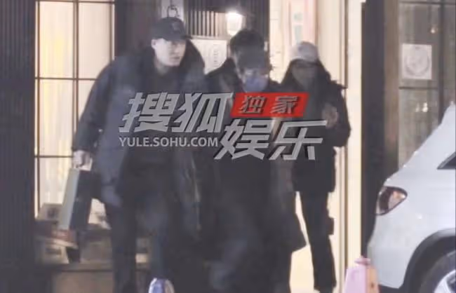郝蕾疑深夜醉酒,如小女生當街撒嬌緊摟男友,男方高大壯實顏值高