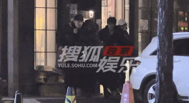 郝蕾疑深夜醉酒,如小女生當街撒嬌緊摟男友,男方高大壯實顏值高