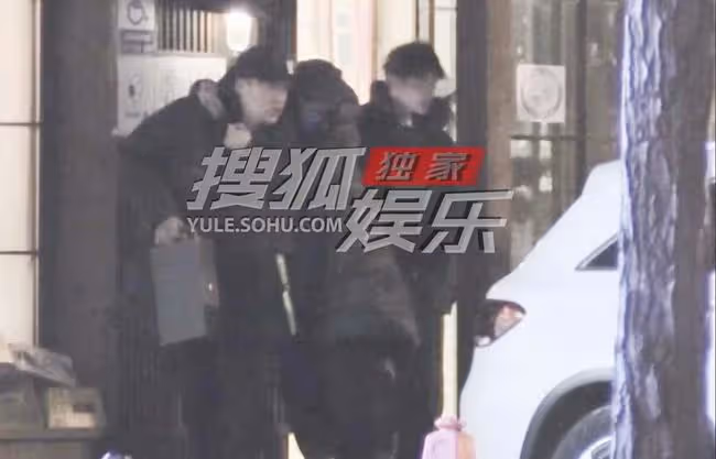 郝蕾疑深夜醉酒,如小女生當街撒嬌緊摟男友,男方高大壯實顏值高