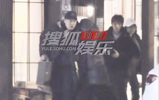 郝蕾疑深夜醉酒,如小女生當街撒嬌緊摟男友,男方高大壯實顏值高