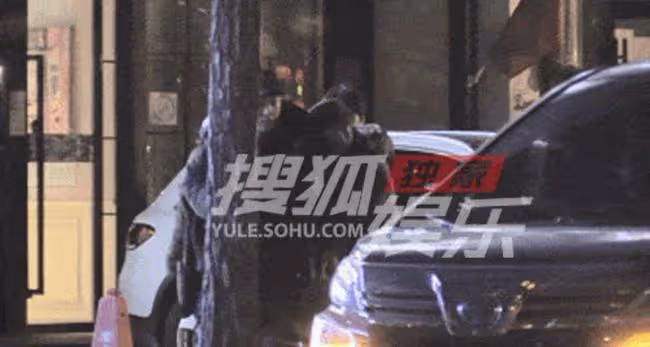 郝蕾疑深夜醉酒,如小女生當街撒嬌緊摟男友,男方高大壯實顏值高