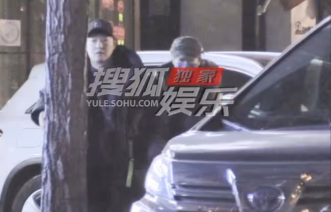 郝蕾疑深夜醉酒,如小女生當街撒嬌緊摟男友,男方高大壯實顏值高