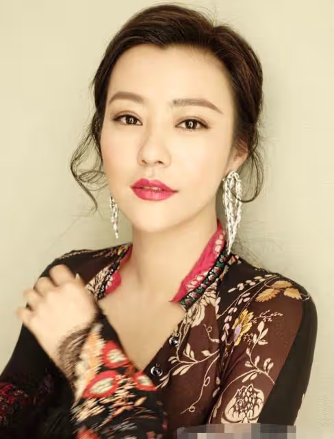 郝蕾疑深夜醉酒,如小女生當街撒嬌緊摟男友,男方高大壯實顏值高
