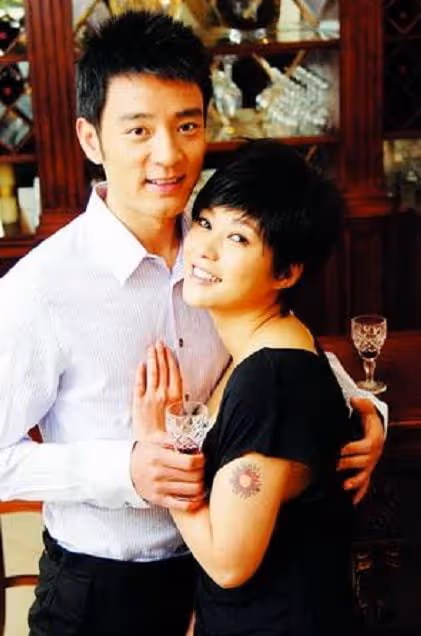郝蕾疑深夜醉酒,如小女生當街撒嬌緊摟男友,男方高大壯實顏值高