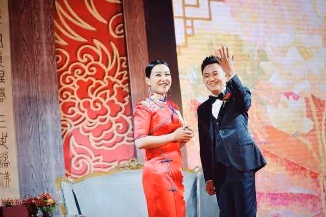 郝蕾疑深夜醉酒,如小女生當街撒嬌緊摟男友,男方高大壯實顏值高