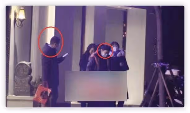郝蕾疑深夜醉酒,如小女生當街撒嬌緊摟男友,男方高大壯實顏值高