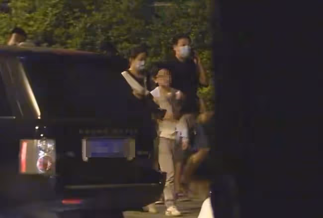 郝蕾疑深夜醉酒,如小女生當街撒嬌緊摟男友,男方高大壯實顏值高
