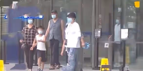 郝蕾疑深夜醉酒,如小女生當街撒嬌緊摟男友,男方高大壯實顏值高
