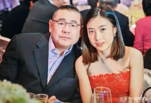 妹妹「嫁大29歲」千億富豪!她也跟著走大運 每年「拿妹夫120萬工資」成人生贏家