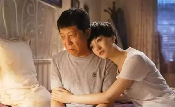 「為什麼這麼絕情?」阿伯臨終百萬財產全送看護,只留1元給女兒, 臨走前寫下親筆信:過去3個月令我太心寒