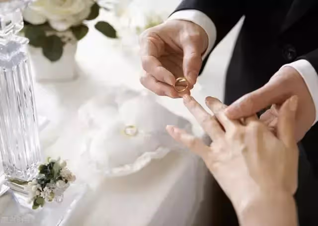剖腹產生下雙胞胎,月子裡婆婆讓她自生自滅,出月後她斷然離婚