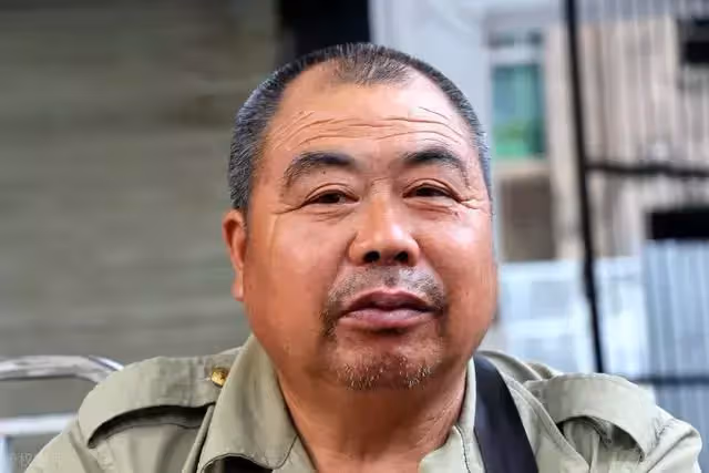 生了三個女孩的70後農村父親,沒能生齣兒子,多年後我後悔了