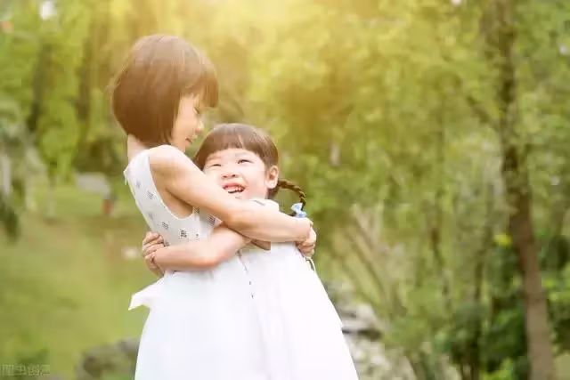 生了三個女孩的70後農村父親,沒能生齣兒子,多年後我後悔了