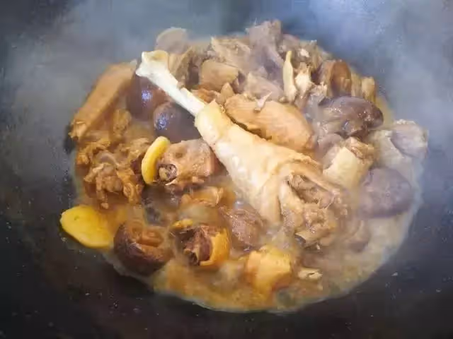 第一次去農村男友家,公婆好飯招待,半夜上廁所路過廚房俺紅了眼
