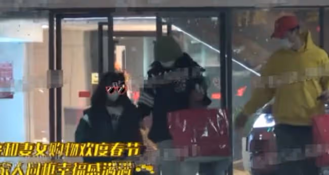 張亮開百萬豪車與前妻約會,戴大金鍊子打扮浮誇,頻傳復婚不回應