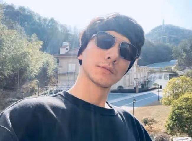 張亮開百萬豪車與前妻約會,戴大金鍊子打扮浮誇,頻傳復婚不回應