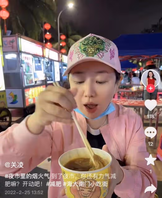 關凌素顏現身夜市,不顧形象狂吃路邊小攤,人來人往卻無人認出