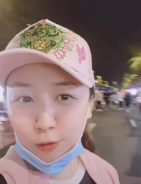 關凌素顏現身夜市,不顧形象狂吃路邊小攤,人來人往卻無人認出