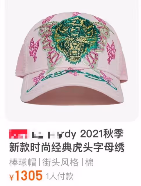 關凌素顏現身夜市,不顧形象狂吃路邊小攤,人來人往卻無人認出
