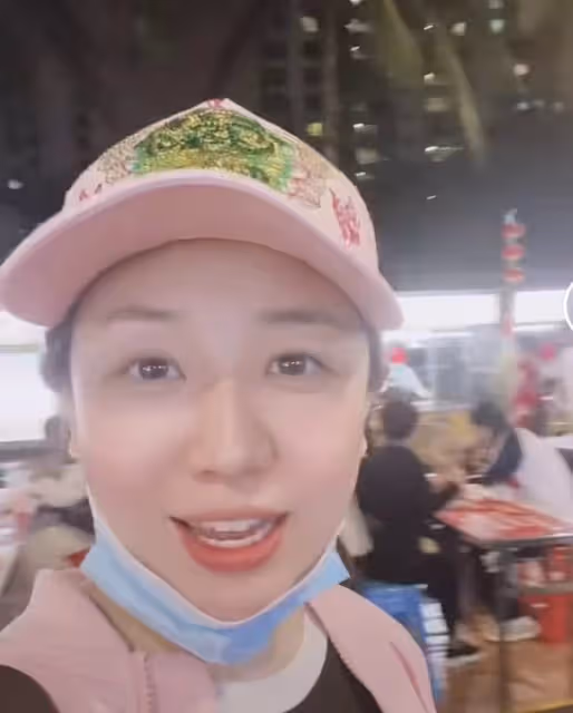 關凌素顏現身夜市,不顧形象狂吃路邊小攤,人來人往卻無人認出