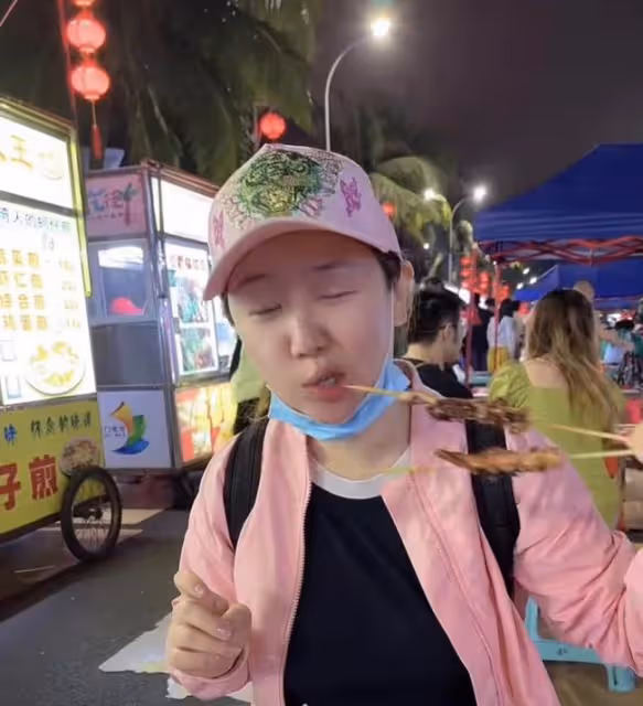 關凌素顏現身夜市,不顧形象狂吃路邊小攤,人來人往卻無人認出