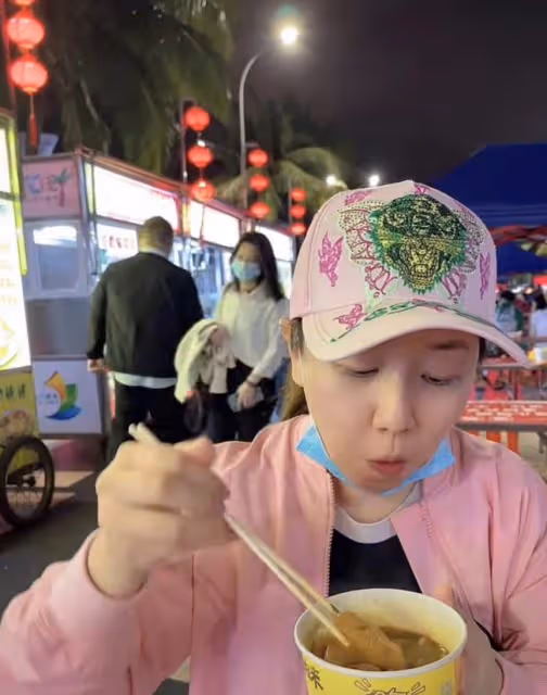 關凌素顏現身夜市,不顧形象狂吃路邊小攤,人來人往卻無人認出