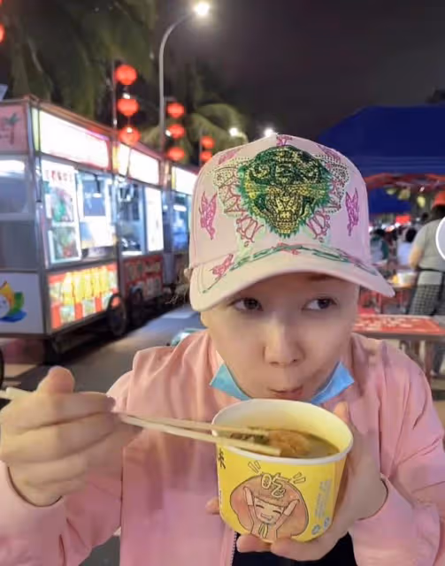 關凌素顏現身夜市,不顧形象狂吃路邊小攤,人來人往卻無人認出