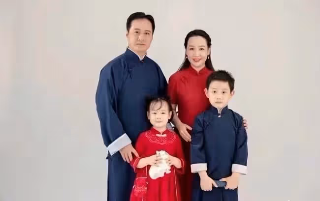關凌素顏現身夜市,不顧形象狂吃路邊小攤,人來人往卻無人認出