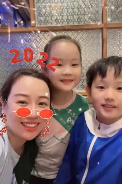 關凌素顏現身夜市,不顧形象狂吃路邊小攤,人來人往卻無人認出