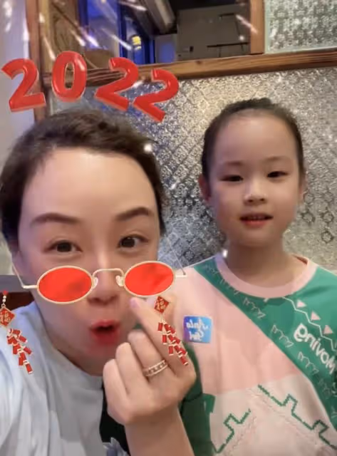 關凌素顏現身夜市,不顧形象狂吃路邊小攤,人來人往卻無人認出