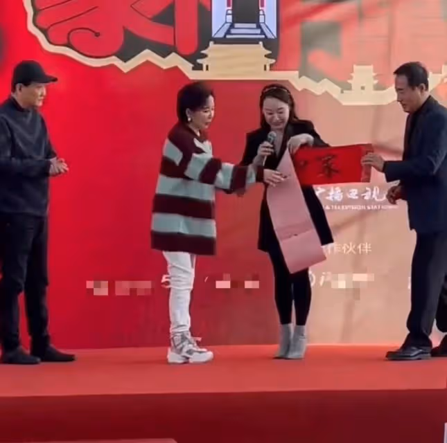 關凌素顏現身夜市,不顧形象狂吃路邊小攤,人來人往卻無人認出