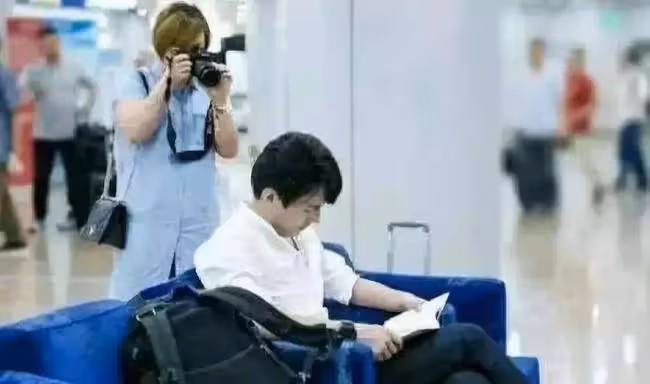靳東繁體字發文回應拖欠工資引爭議,重提與金星的恩怨
