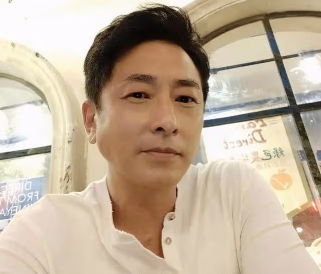 又一位香港知名男星初步確診!伴有喉嚨痛頭痛症狀,準備在家隔離