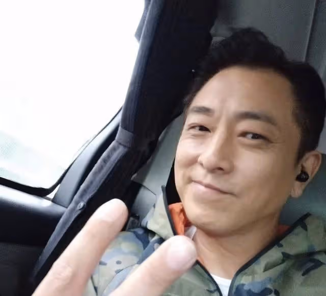 又一位香港知名男星初步確診!伴有喉嚨痛頭痛症狀,準備在家隔離