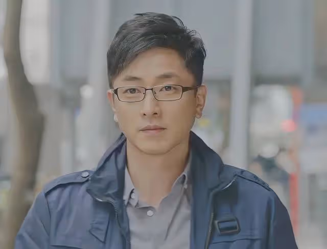 又一位香港知名男星初步確診!伴有喉嚨痛頭痛症狀,準備在家隔離