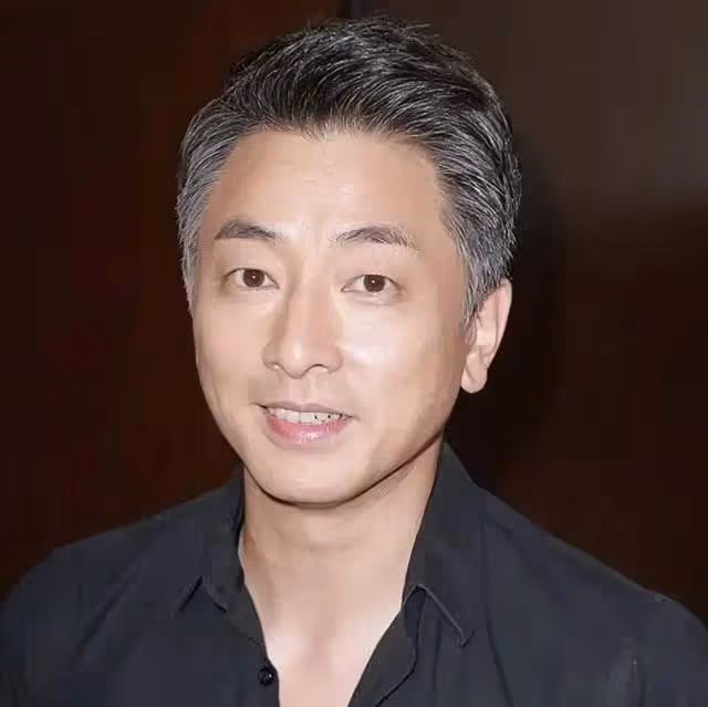 又一位香港知名男星初步確診!伴有喉嚨痛頭痛症狀,準備在家隔離