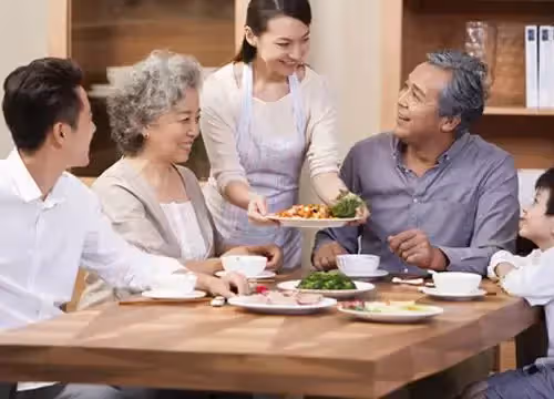 兒子指望不上!去兒子家「從不讓我上桌吃飯」 無意間看到「兒媳婦的碗」我哭著離開:做人要有良心