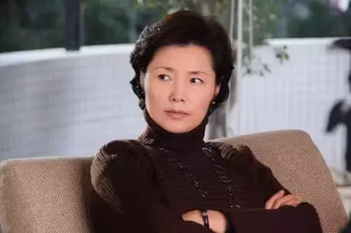 兒子指望不上！去兒子家「從不讓我上桌吃飯」　無意間看到「兒媳婦的碗」我哭著離開：做人要有良心
