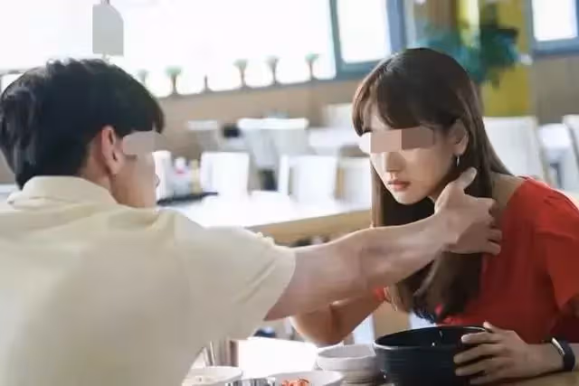 我離婚後,我媽也結束了她屈辱的婚姻,我爸歇斯底里地吼叫也沒用